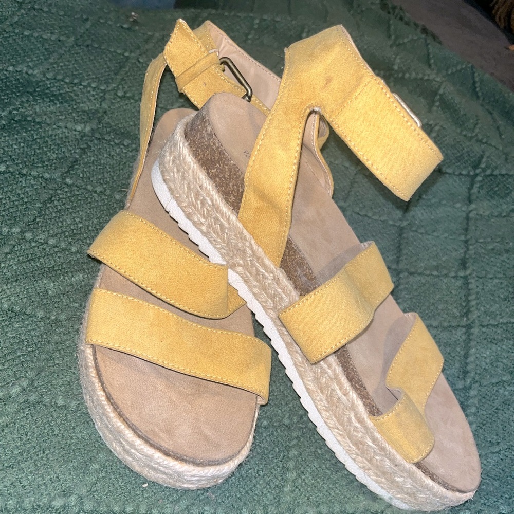 Yellow Universal Thread platform sandals! Size 7 1/2.